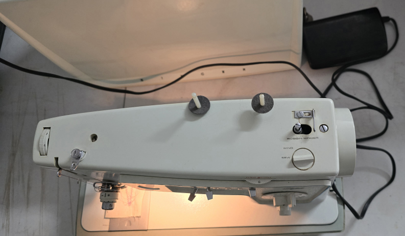 Vintage Singer 416 Stylist Sewing Machine - photo 4
