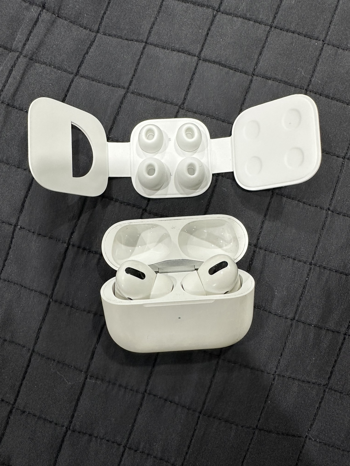 Used AirPod Pros with Wireless Charging Case image indicator(5)