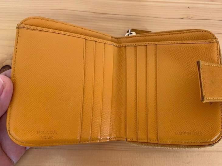 Prada Wallet image indicator(2)