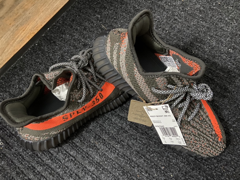 YEEZY Boost 350 V2 CARBON BELUGA - Size Mens 6 / Women’s 7 - photo 5