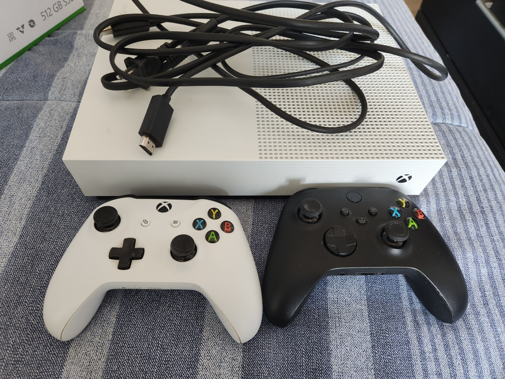 Xbox One S All Digital + 2 Controllers