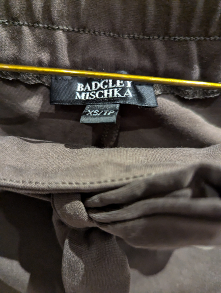 Casual dark olive green cropped pants image indicator(2)