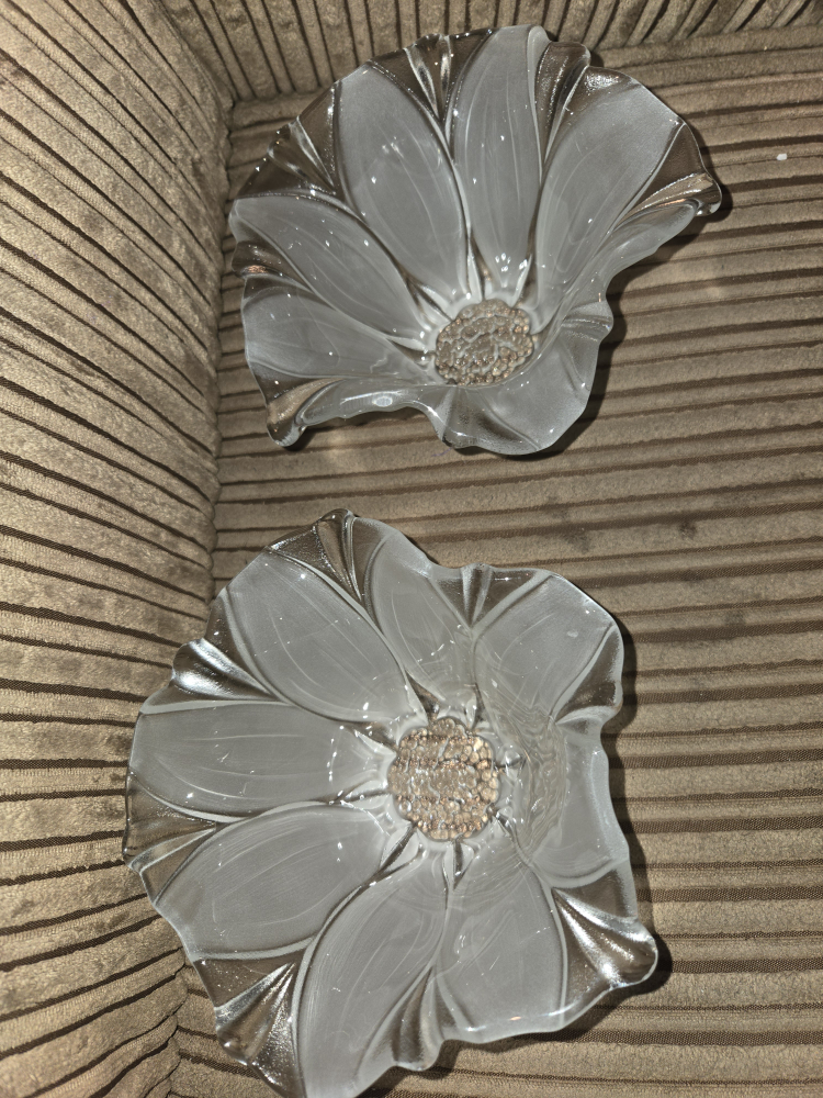 Set of 2 Glass Flower Candle Holders image indicator(2)
