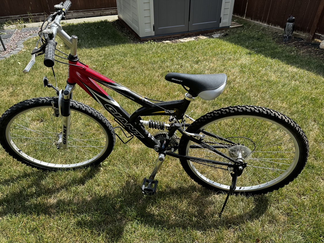 Giant mountain bike 26” wheel  in like new construction - photo 3
