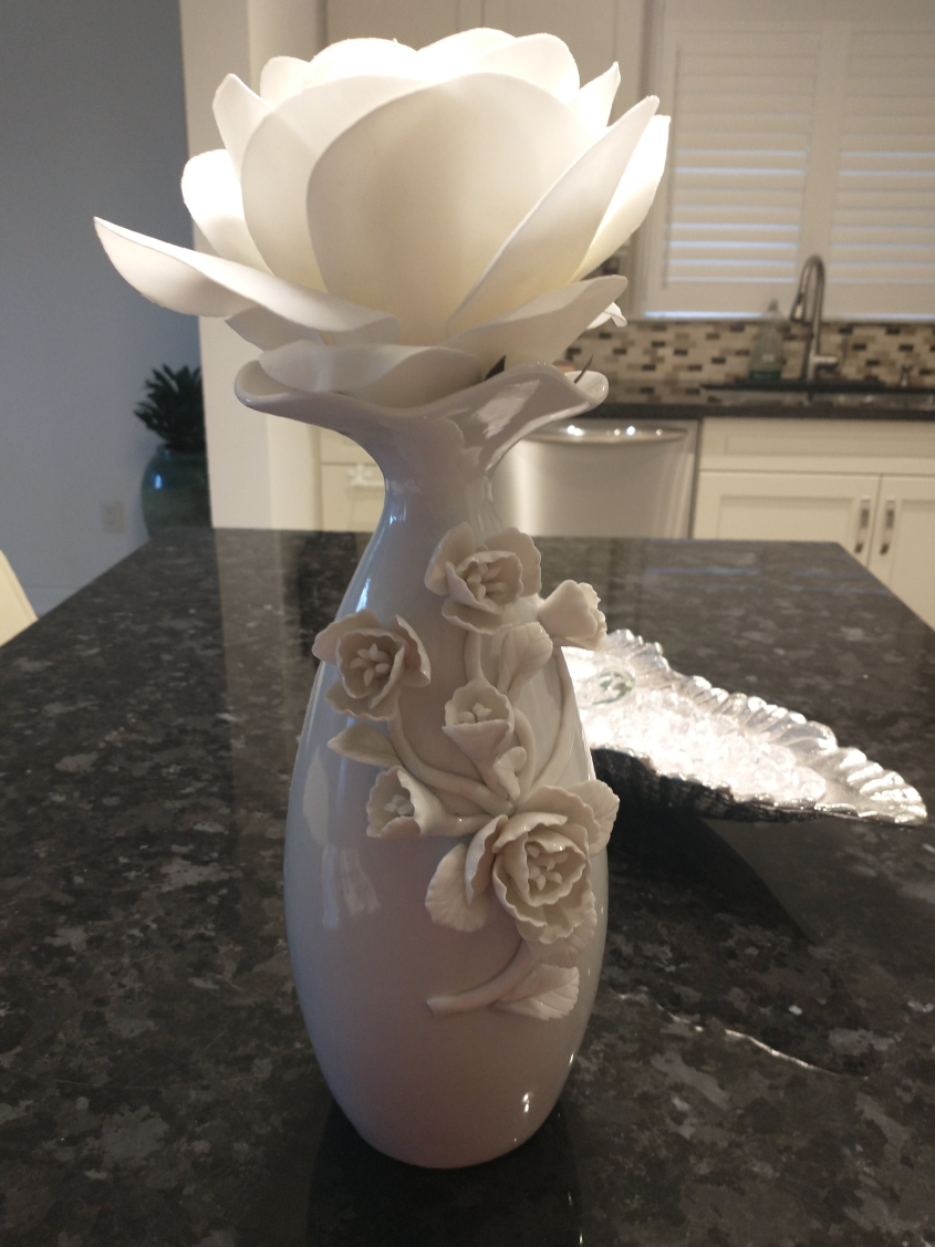 White Ceramic Vase with Flowers image indicator(6)