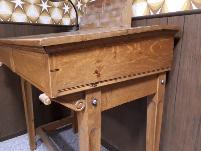 Antique Banker's Standing Desk & Art Deco Lamp - photo 3