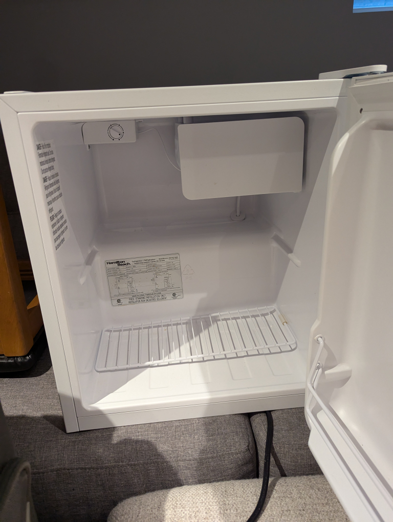 Mini Fridge: Perfect for dorm rooms image indicator(2)