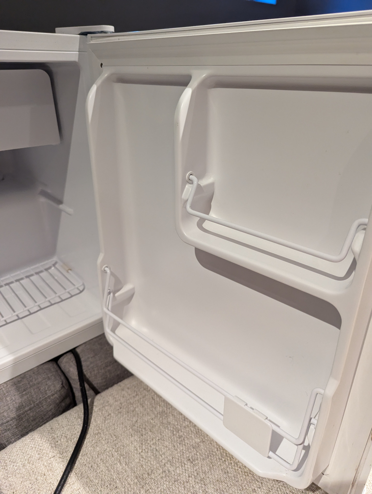 Mini Fridge: Perfect for dorm rooms image indicator(3)