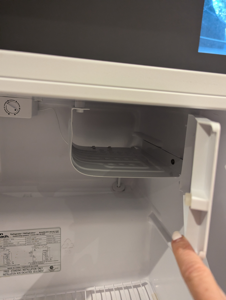 Mini Fridge: Perfect for dorm rooms image indicator(4)