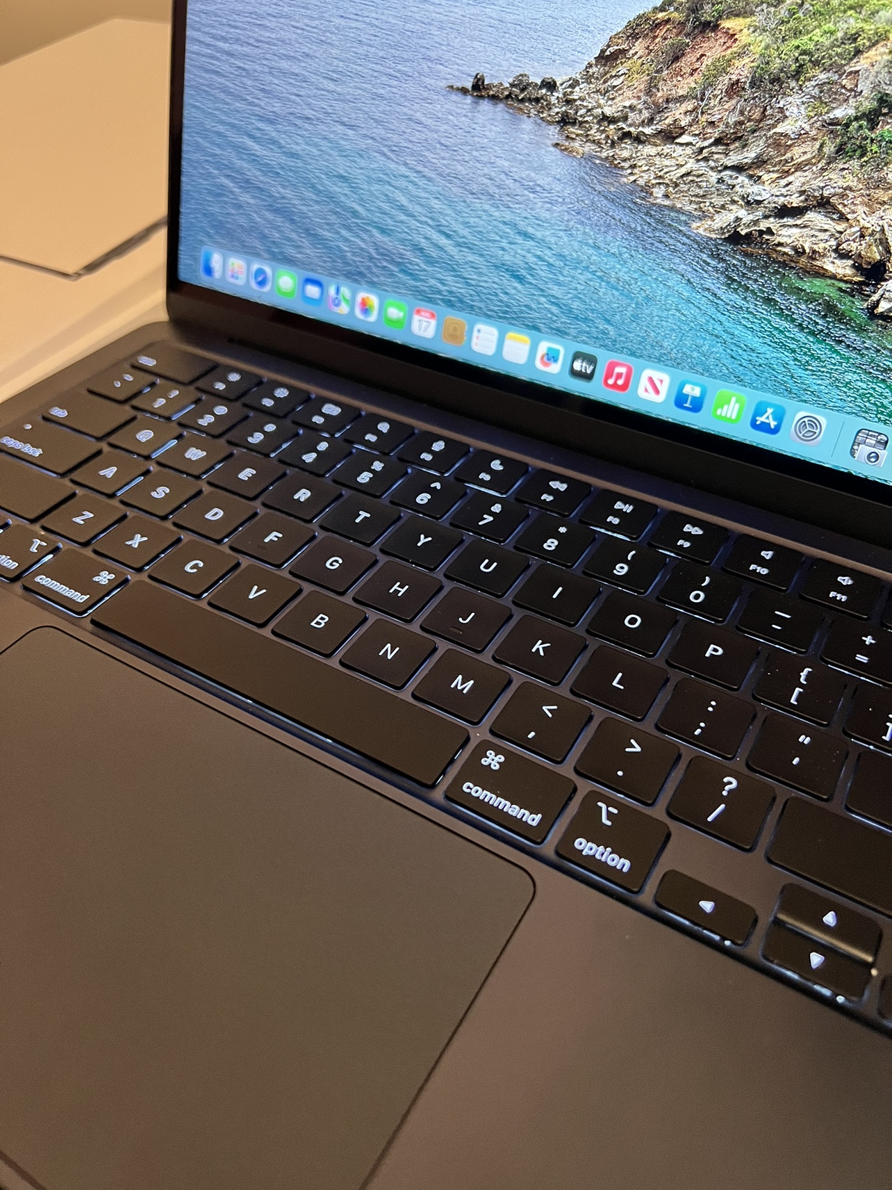 MacBook Air M2 16GB 1TB Brand New (2022) image indicator(4)