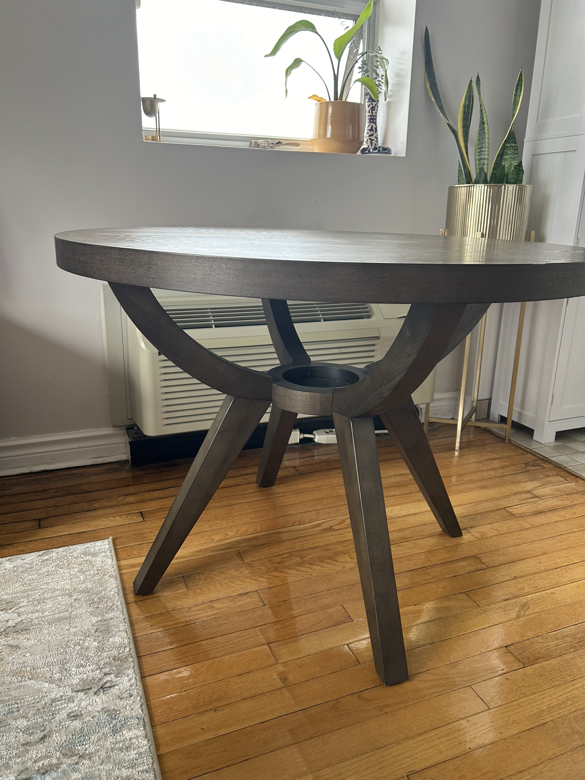 Round Pedestal Dining Table - photo 3