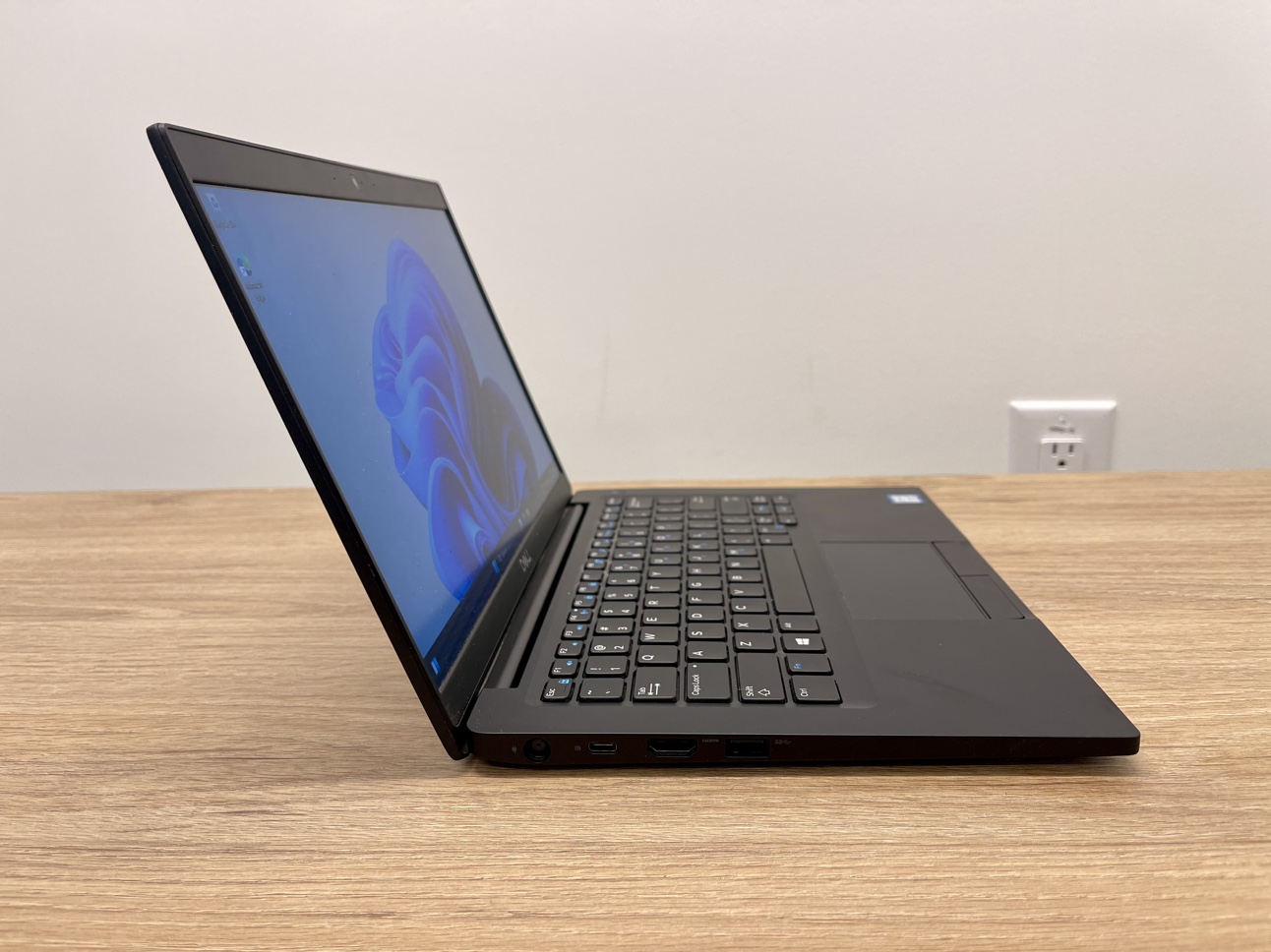 Dell Latitude 7390 Laptop image indicator(5)