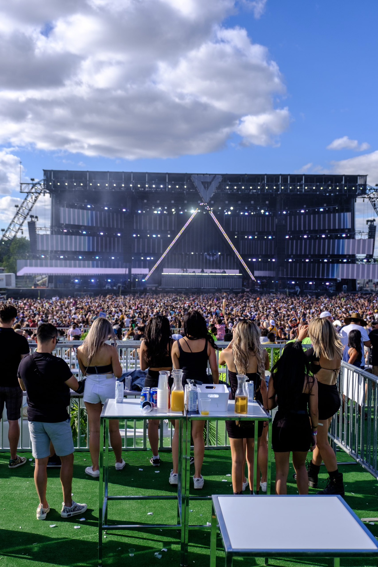 Veld VIP Wristband (2 of them) - SUNDAY ONLY image indicator(2)