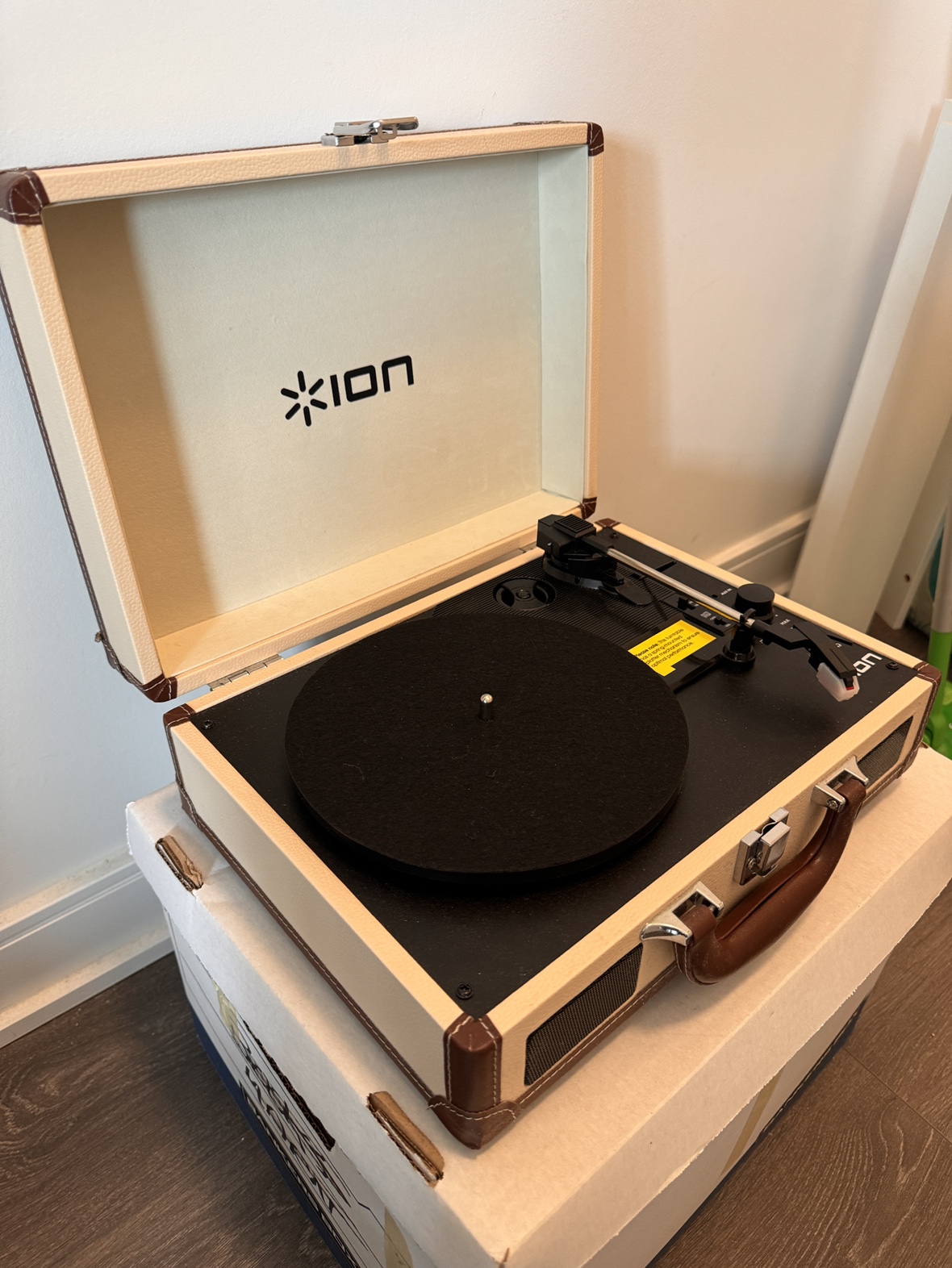 Turntable (speakers & auto stop broken)