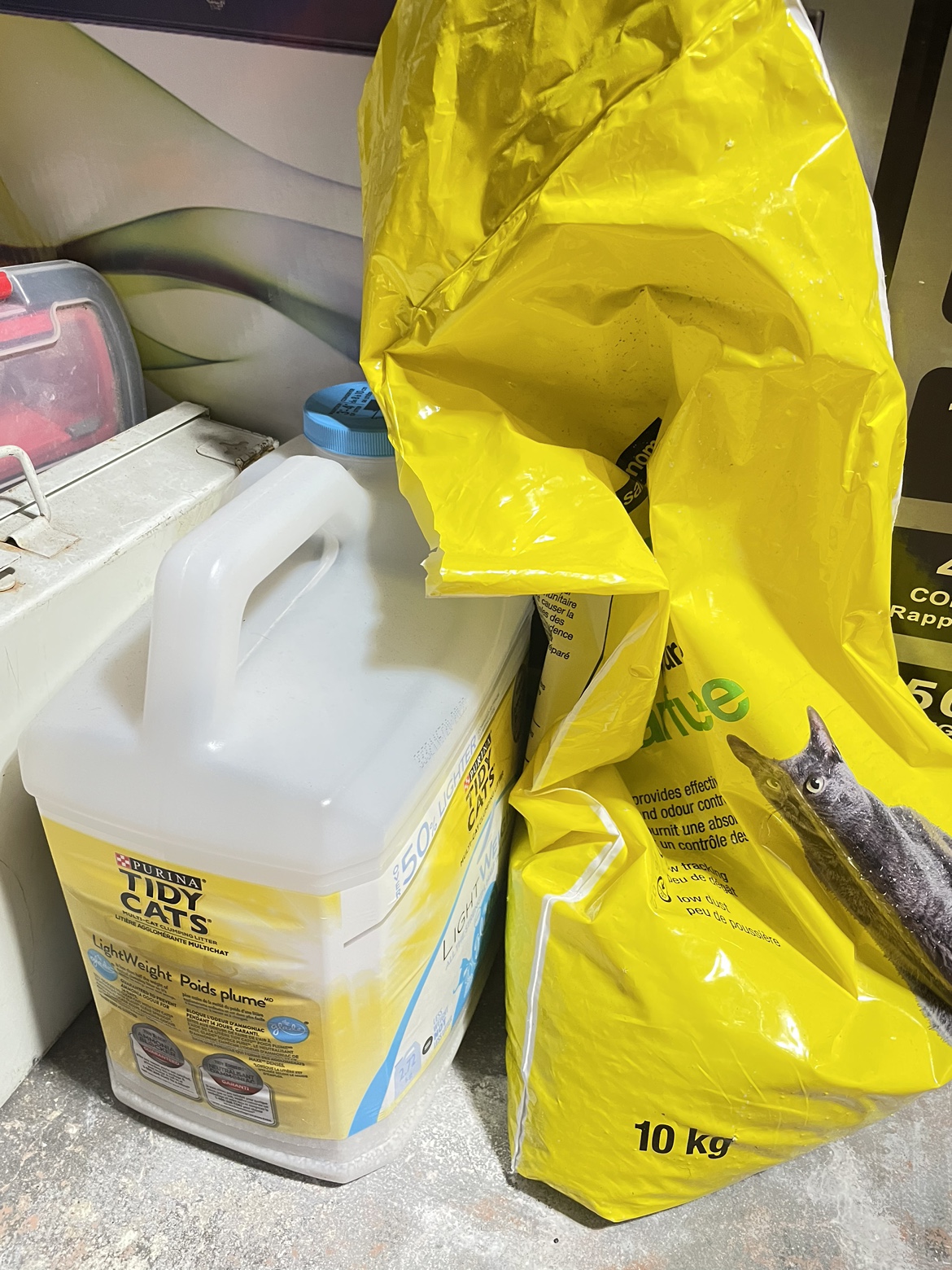 Free ~ Cat Kibble & Clumping Kitty Litter for someone in need thumbnail
