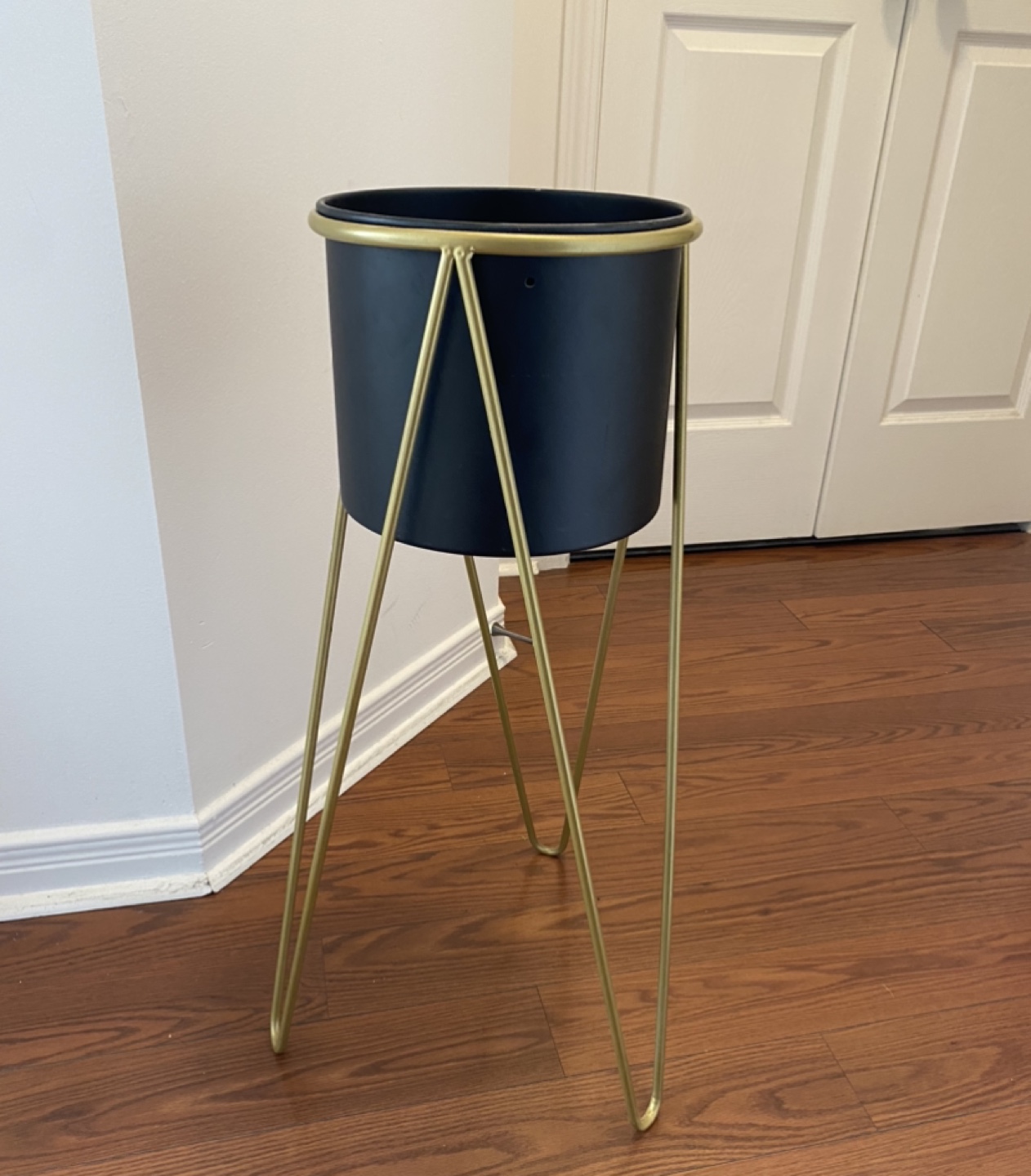 Tall plant pot / stand thumbnail