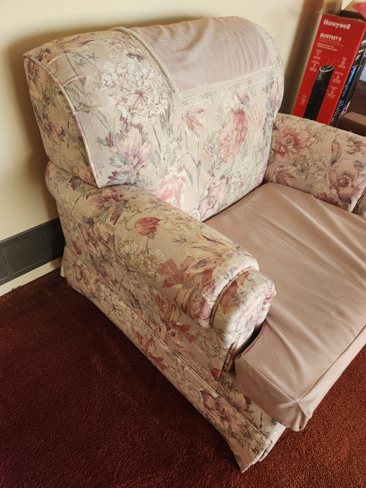 FREE FREE Sofa chair.  Plush. Comfortable. Great to relax in. - photo 2