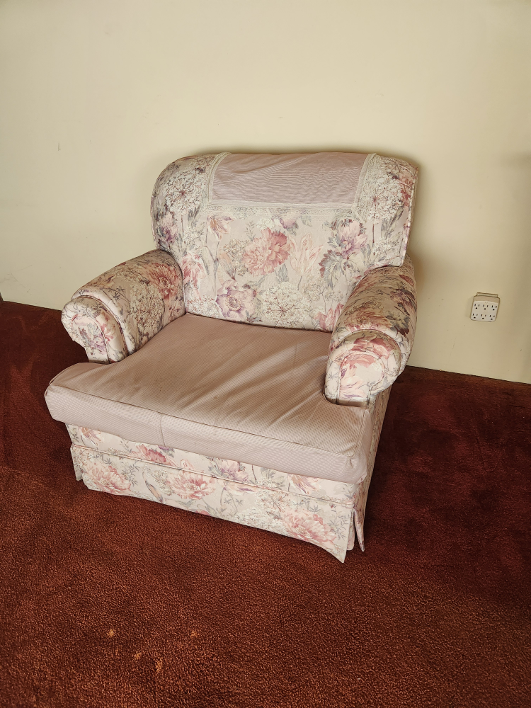 FREE FREE Sofa chair.  Plush. Comfortable. Great to relax in. - photo 3