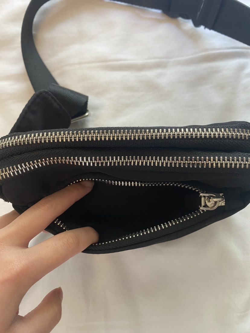 Black Fanny Pack with multiple pockets image indicator(6)