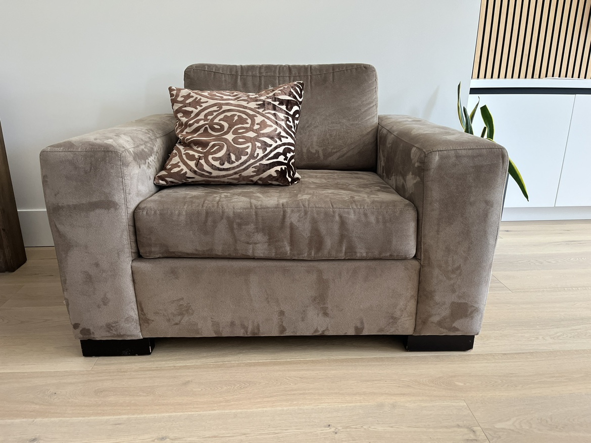 Super comfy 1 1/2 arm chair thumbnail