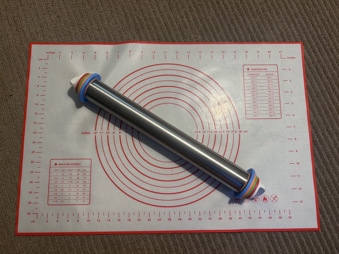 Adjustable rolling pin with silicone baking mat