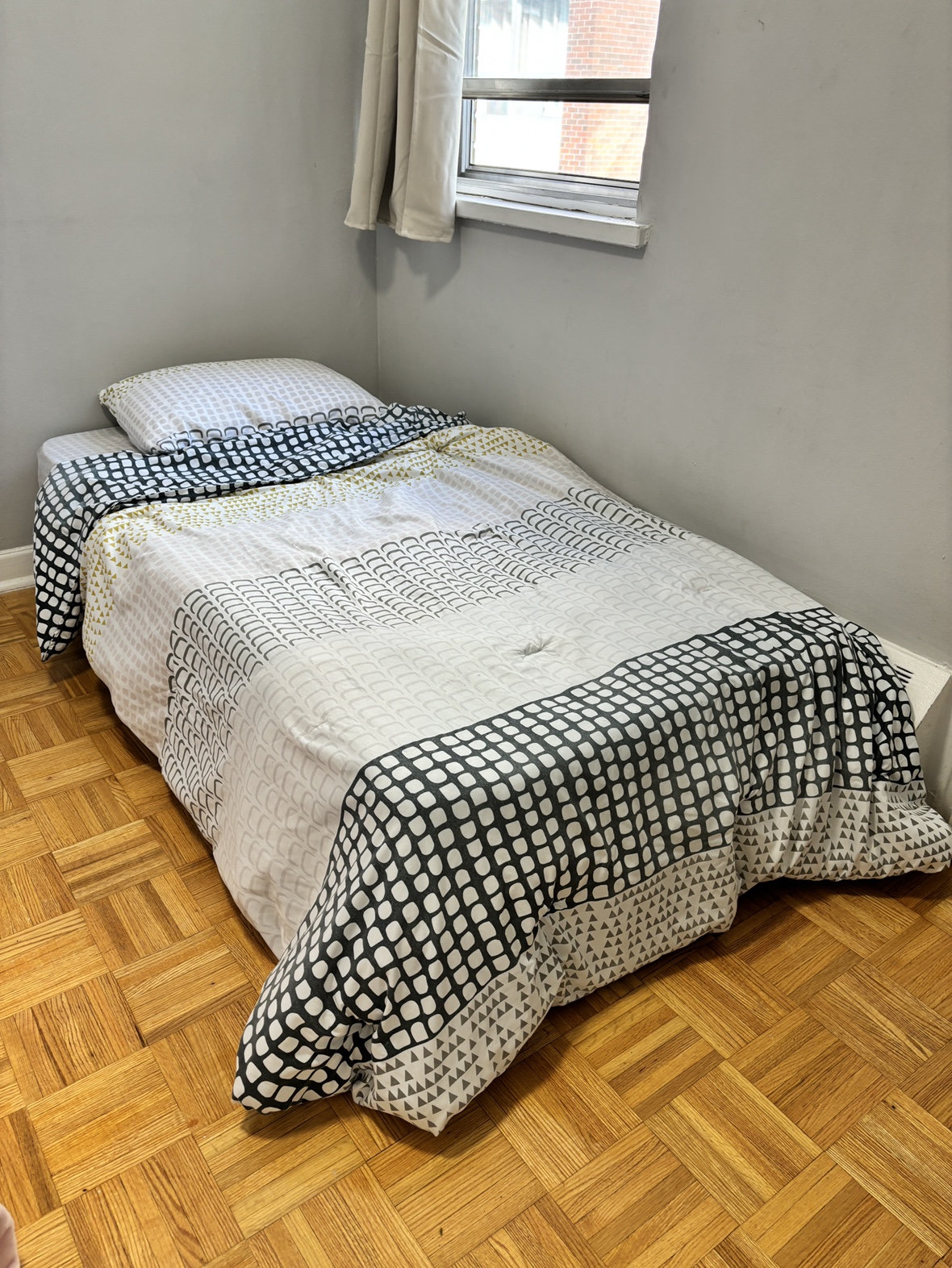 Single-size mattress and frame + bonus thumbnail