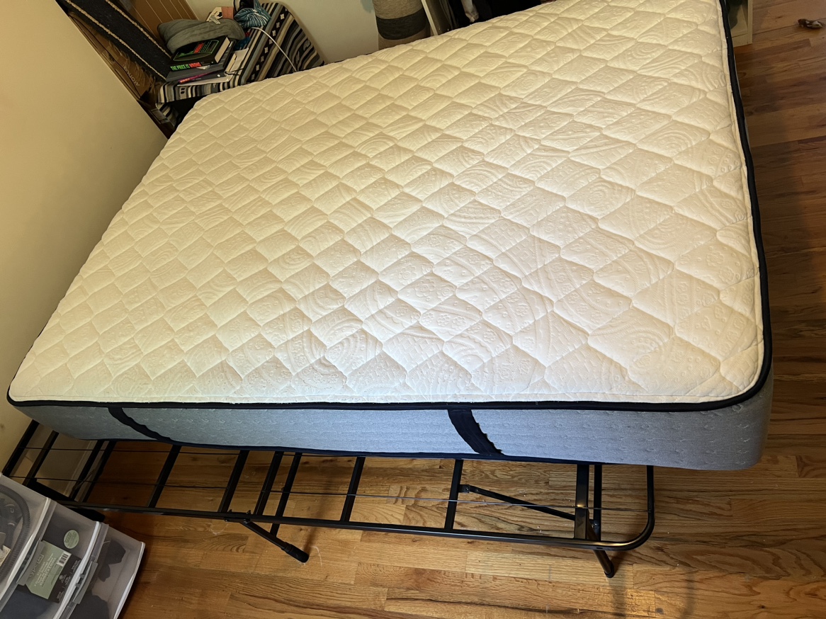 Queen size mattress with protector cover - photo 4