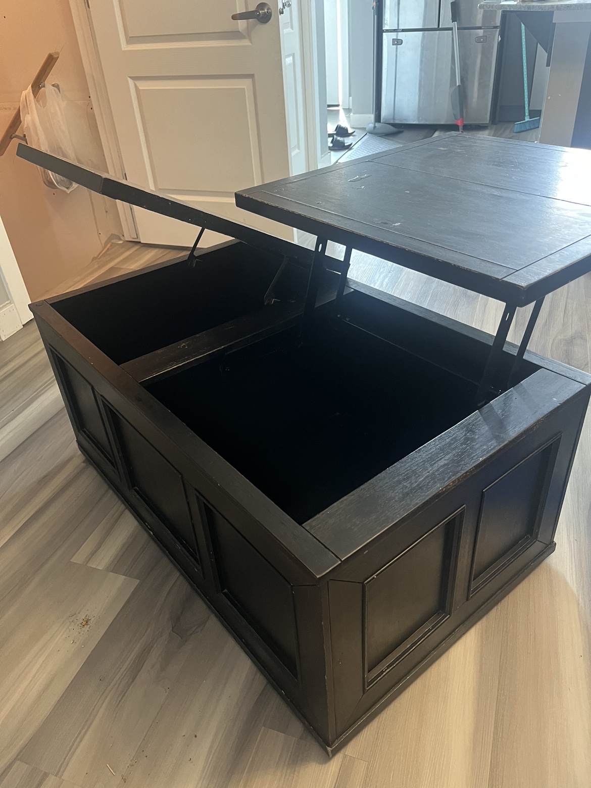 Lift top coffee table