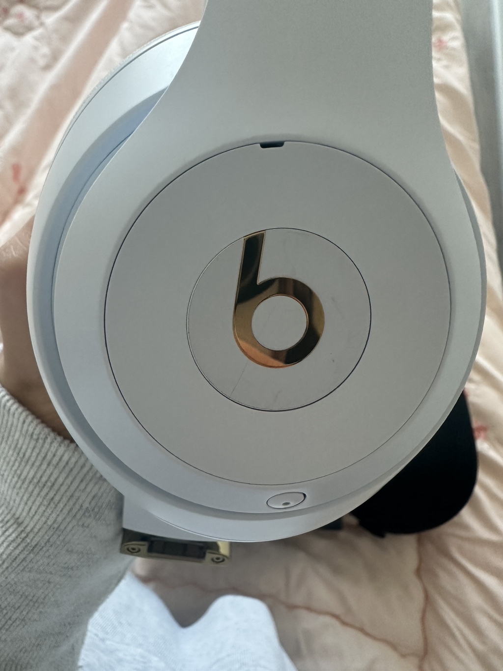 Beats studio3 White image indicator(3)