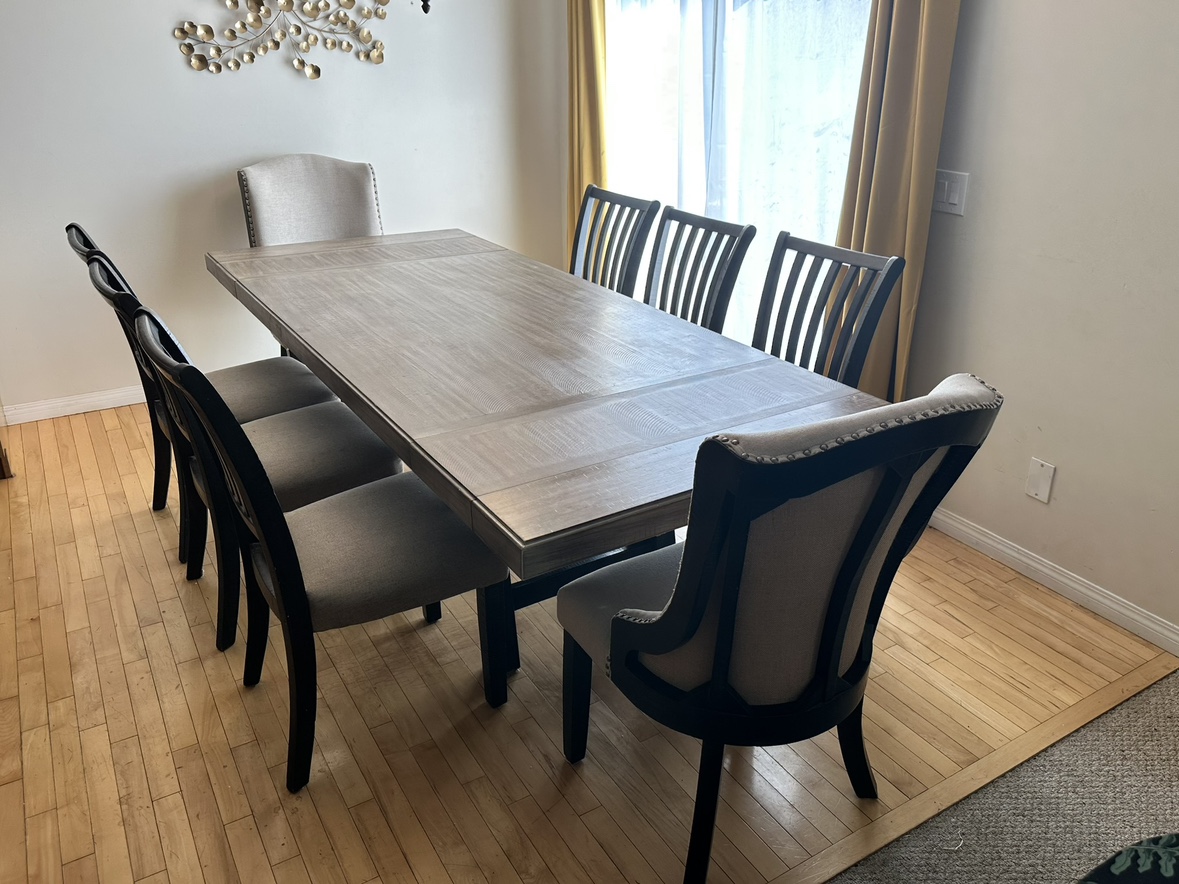 Ashley Baylow 9-pc Dining Set