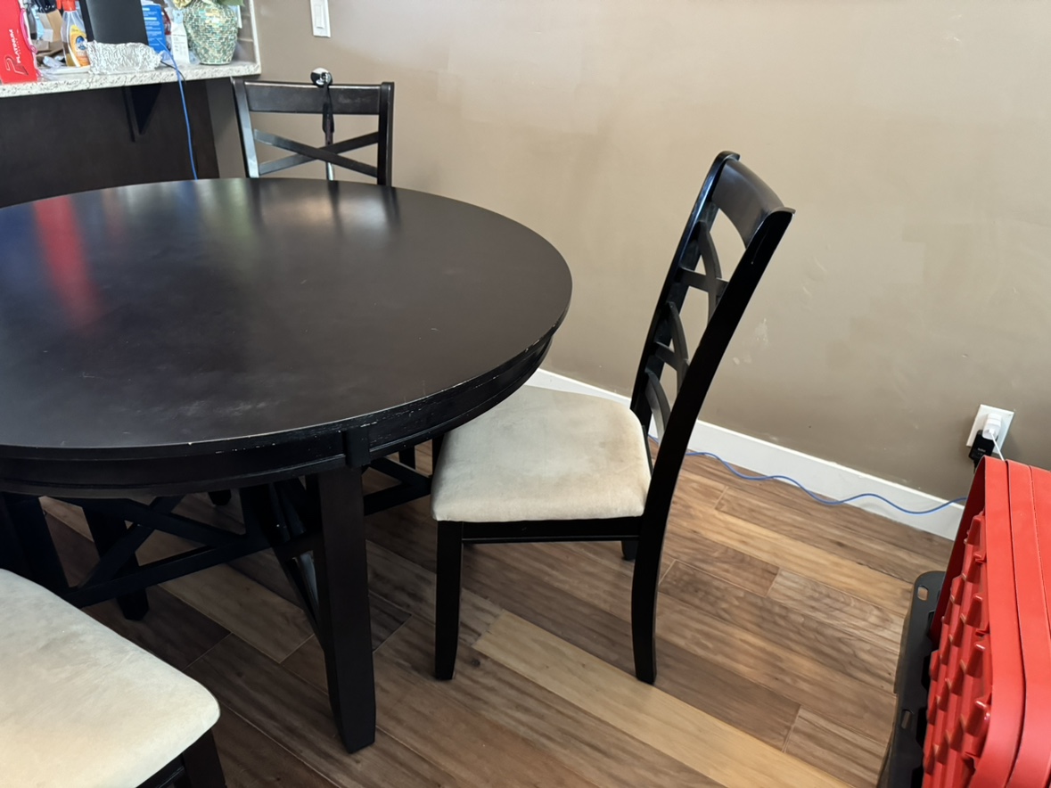 Table and 4 chairs - photo 2