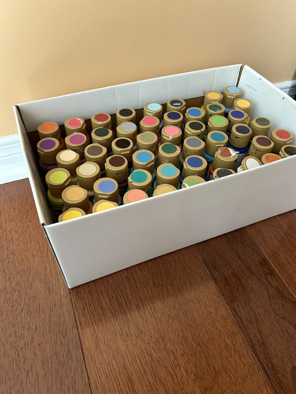 50 tubes of acrylic paint image indicator(2)
