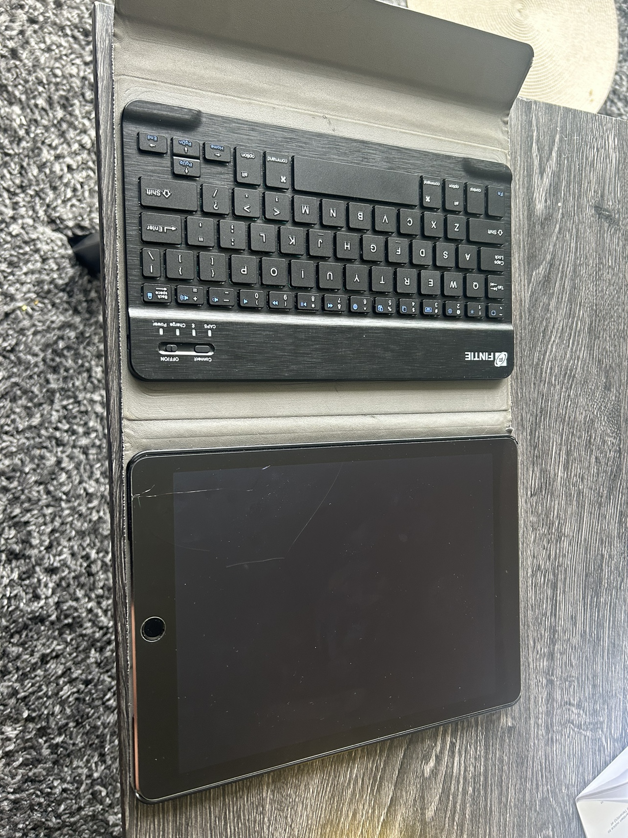 REDUCED iPad with keyboard and charger - photo 3