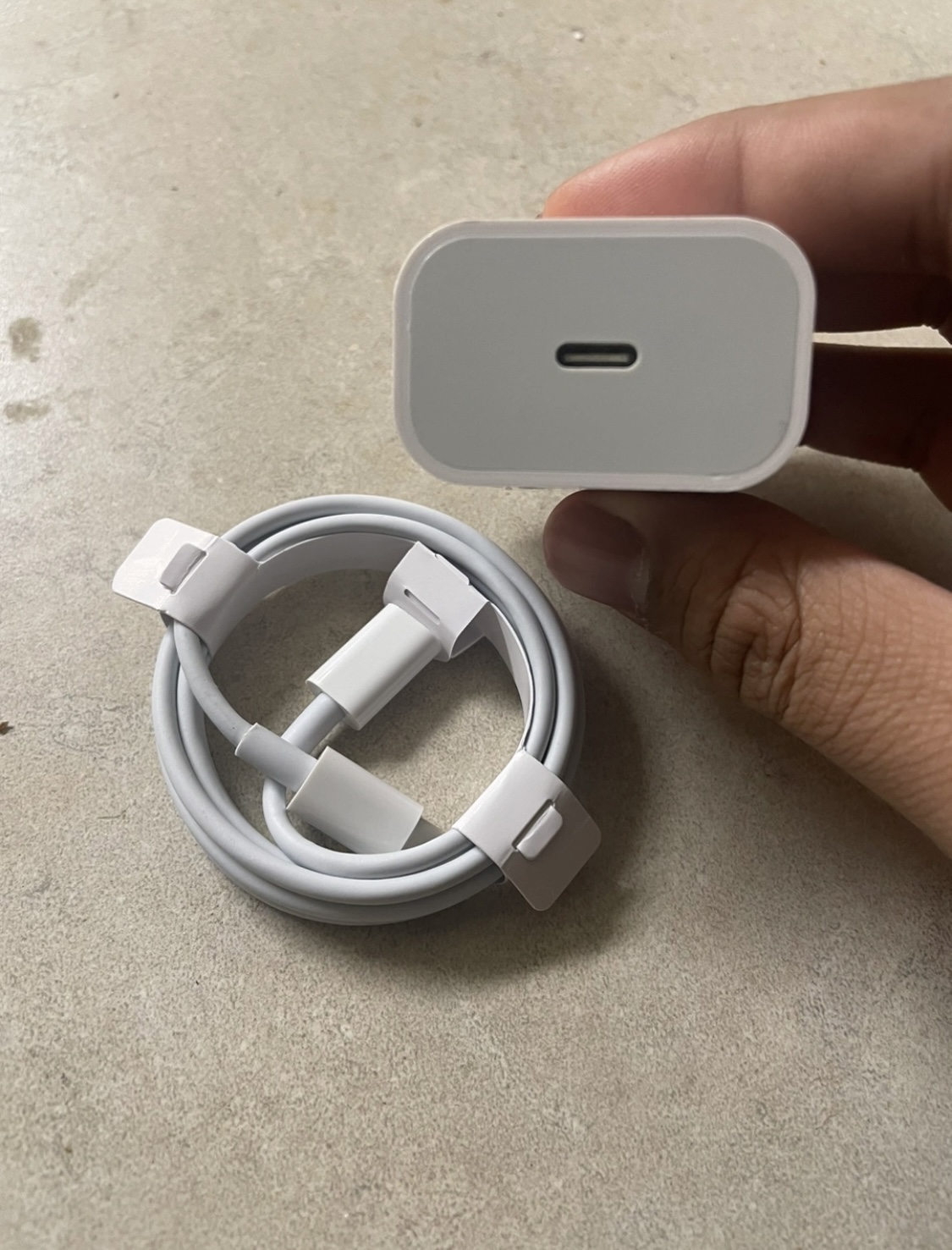 Apple Charger 20W USB-C Power Adapter with Cable image indicator(2)