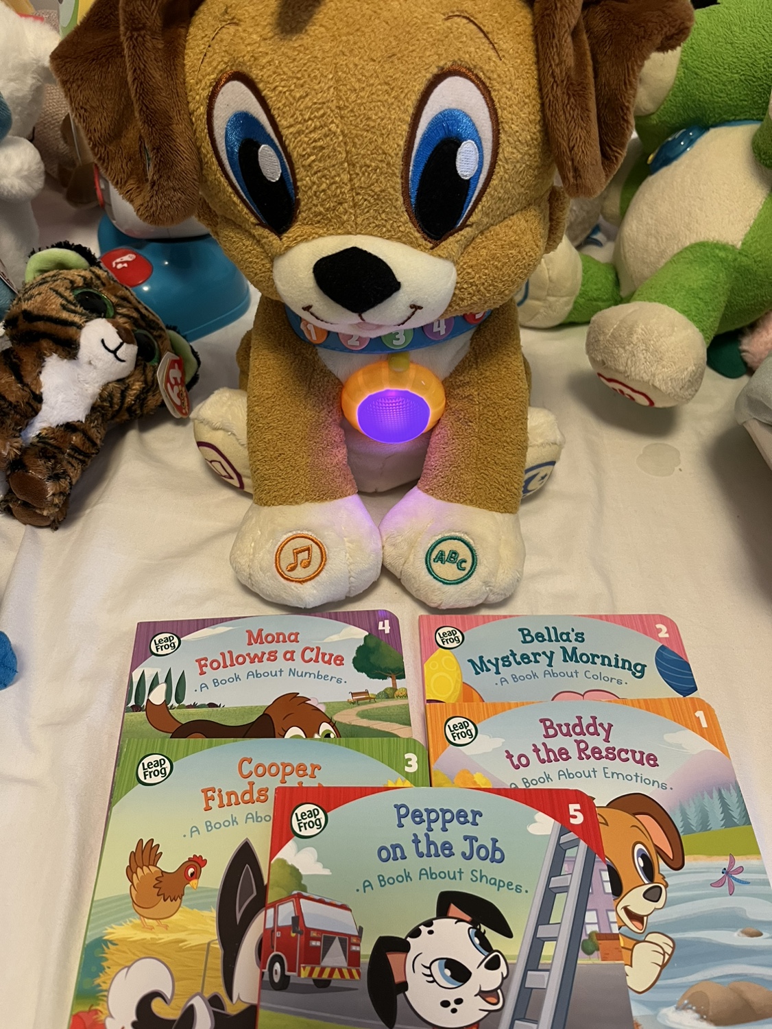 Almost brand new LeapFrog Storytime Buddy with five books image indicator(3)