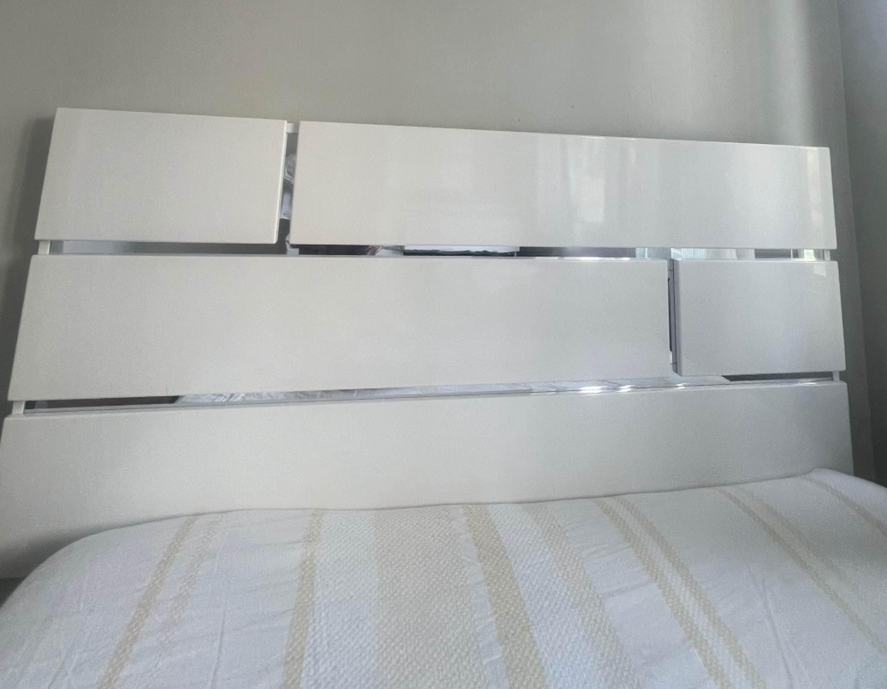 Bed queen size with dresser drawer and mirror image indicator(5)