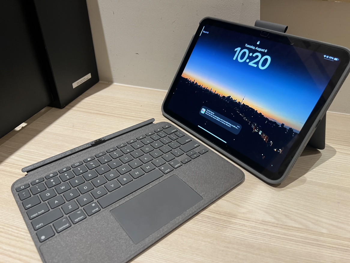 iPad 10th Gen 64GB with Logitech Folio Keyboard Case Combo image indicator(2)