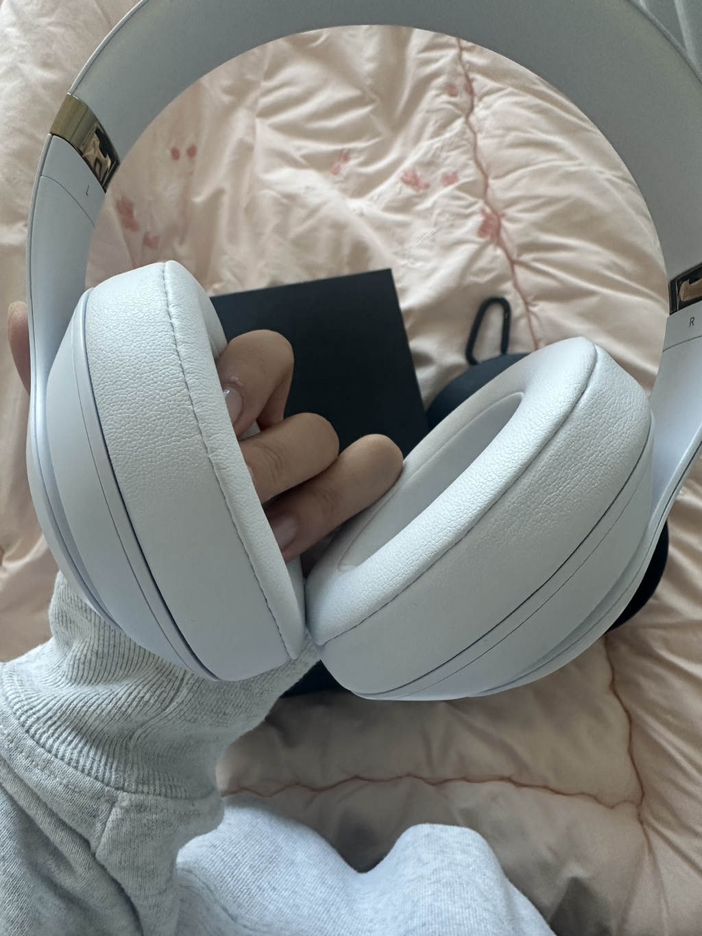 Beats studio3 White image indicator(2)