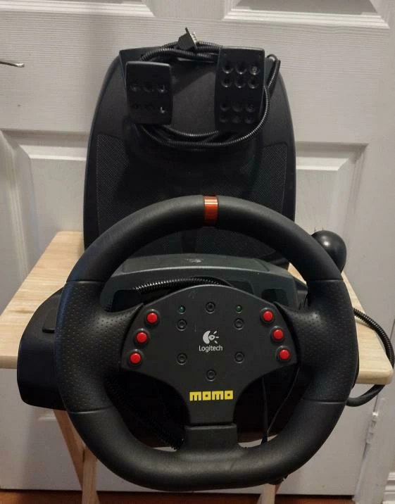 Logitech Momo Racing Wheel thumbnail