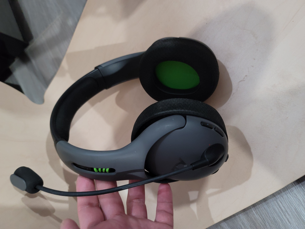 Xbox One X 1TB Console with Headset image indicator(2)