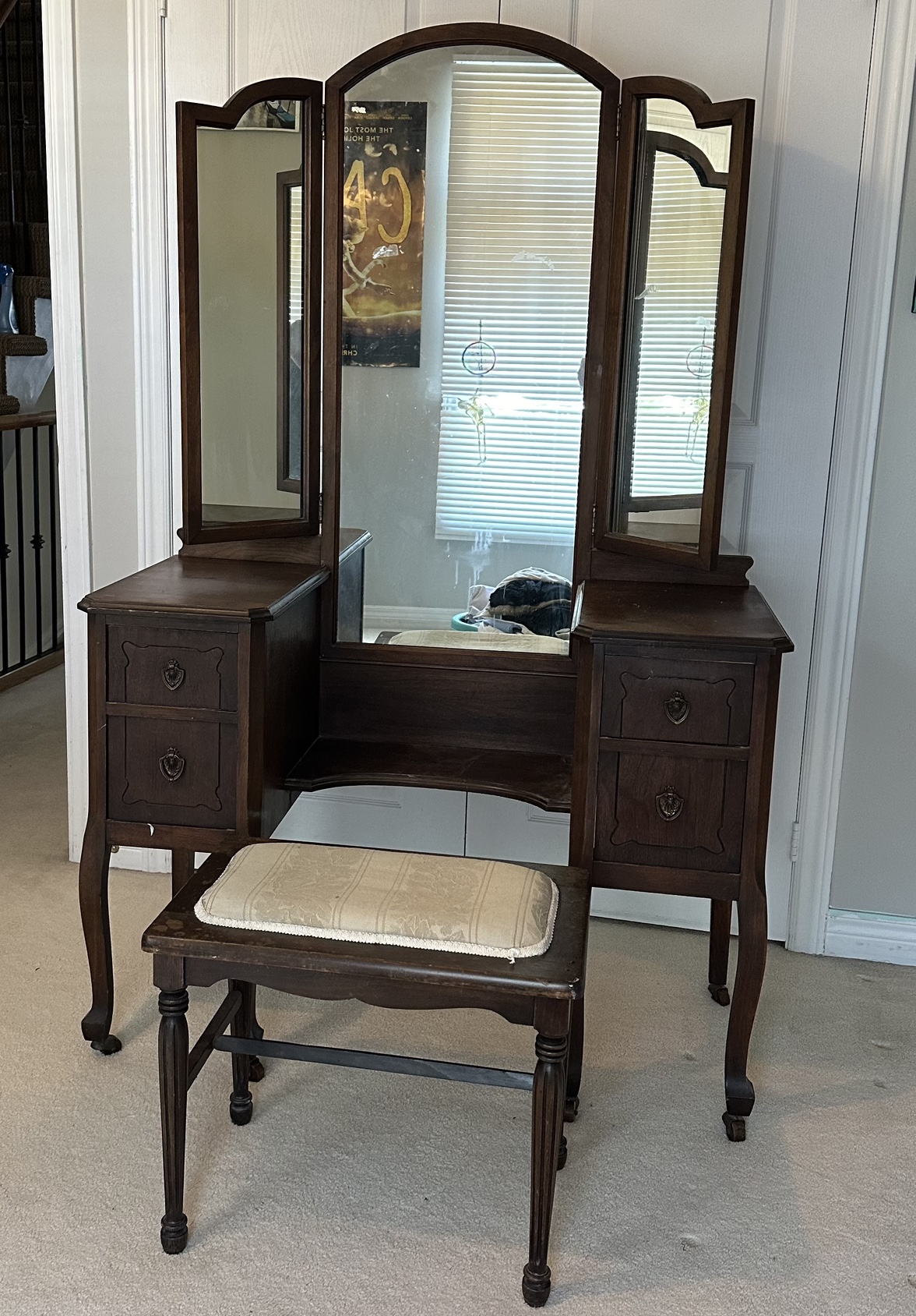 Vanity / dressing table