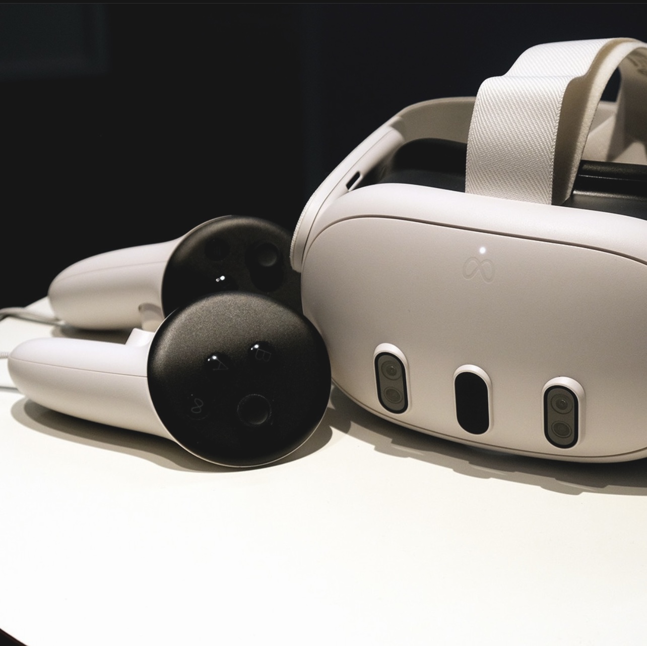 Meta Quest 3 Mixed Reality Headset 128GB with Carry Case thumbnail