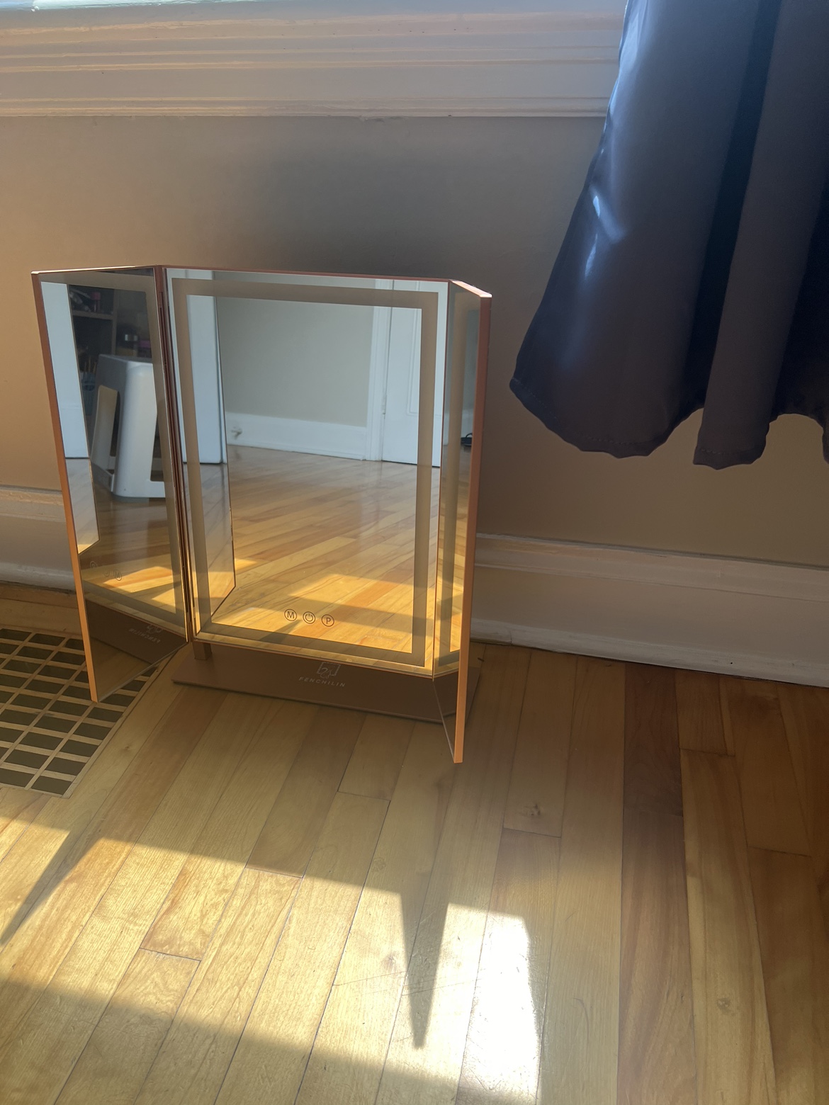 Tri-Fold Lighted Makeup Mirror image indicator(2)