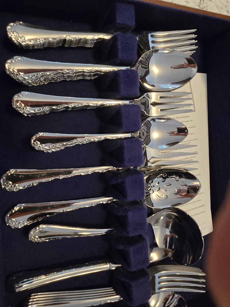 Oneida Stainless Flatware Set image indicator(3)