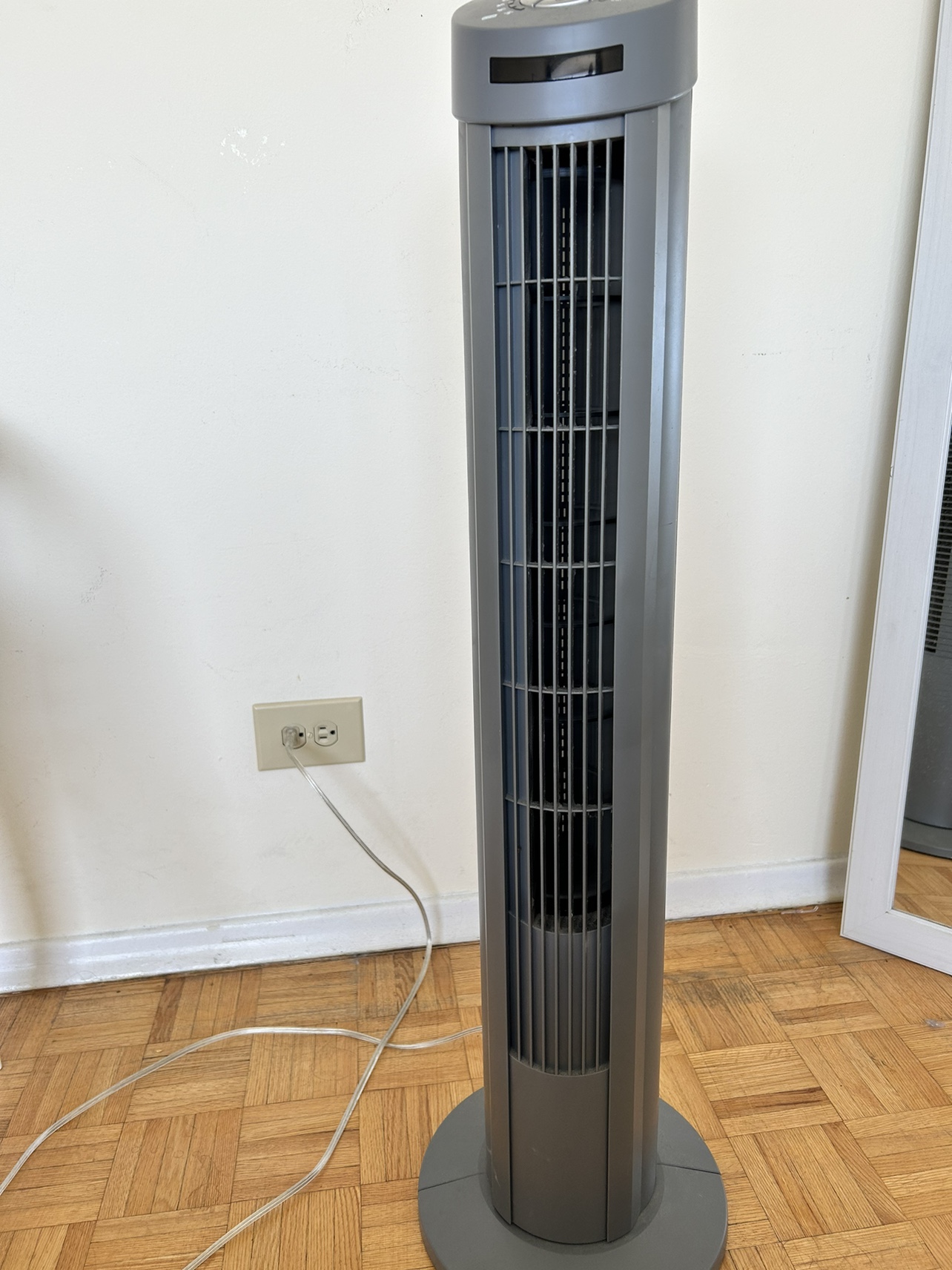 Seville Classics EHF10119P UltraSlimline Tower Fan