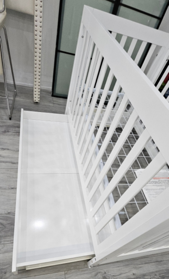 White Crib with Storage Drawer image indicator(3)