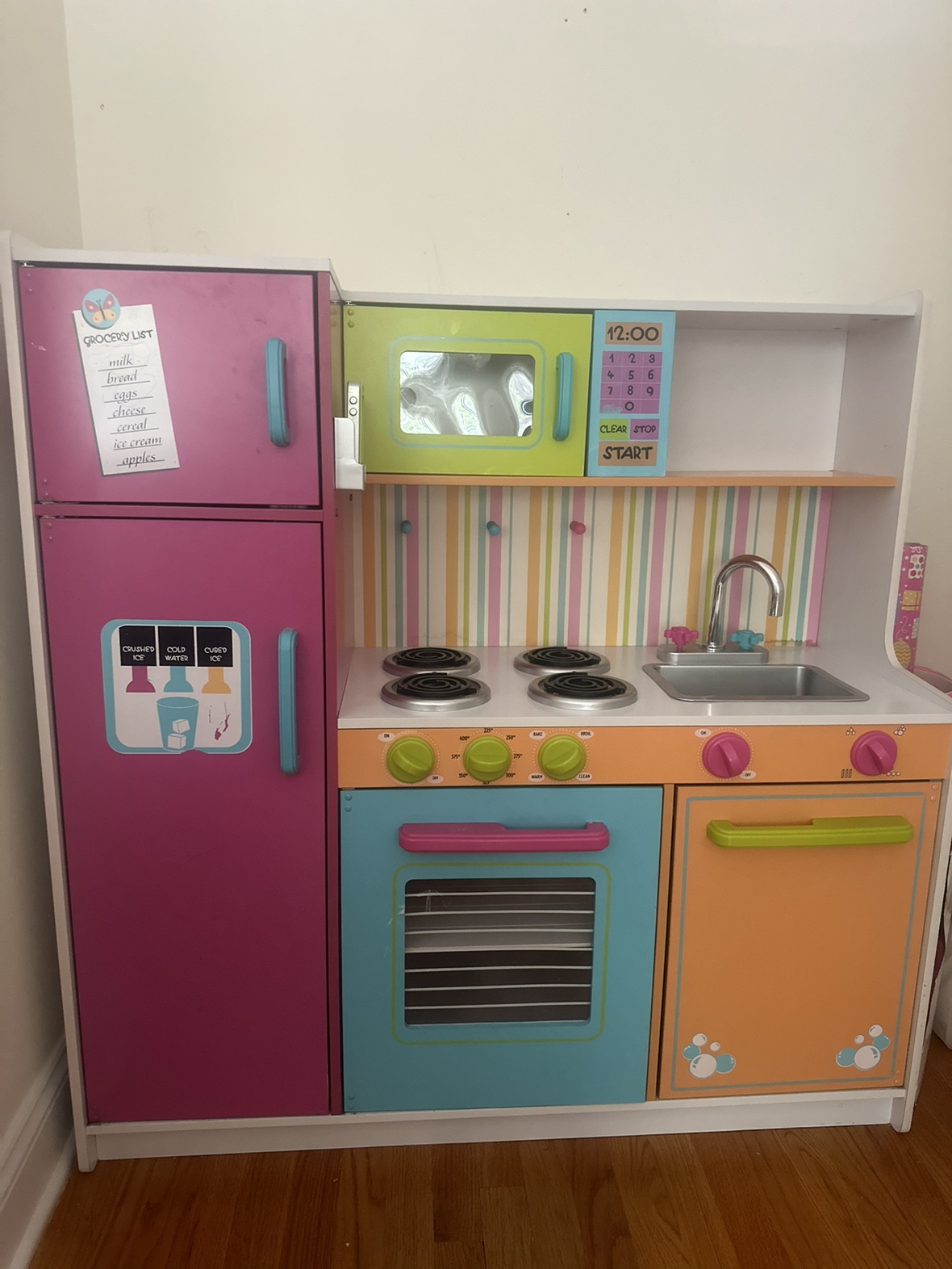 Kitchen pretend play