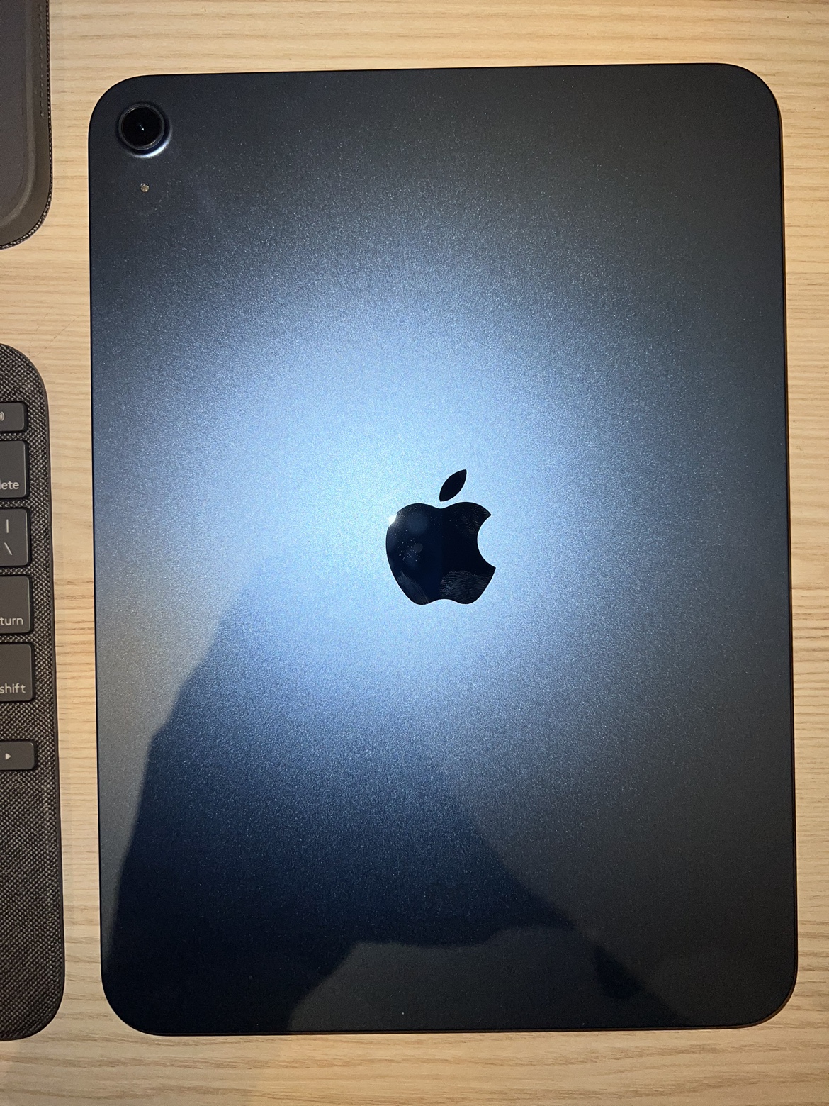 iPad 10th Gen 64GB with Logitech Folio Keyboard Case Combo image indicator(6)