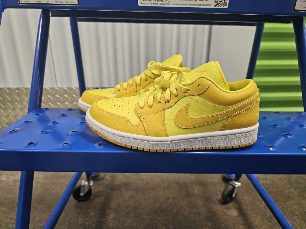 Yellow Strike Air Jordan 1 Women's 8.5 image indicator(2)