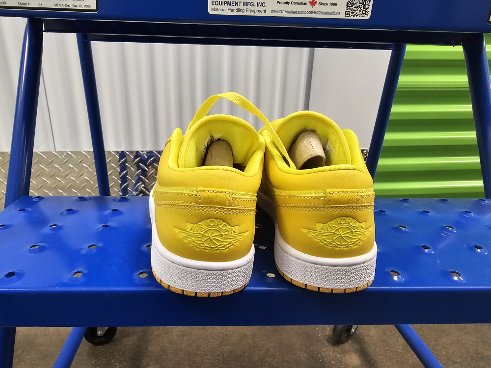 Yellow Strike Air Jordan 1 Women's 8.5 image indicator(3)